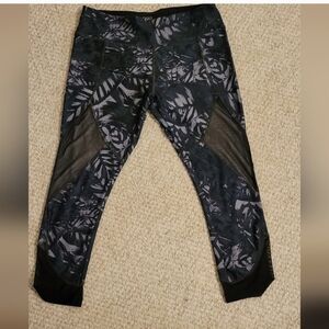 Vogo Capri Leggings...Size Medium
